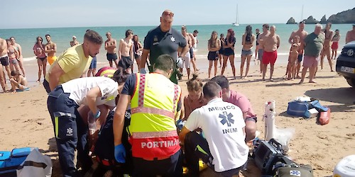 Homem salvo na praia do Alemão em Portimão