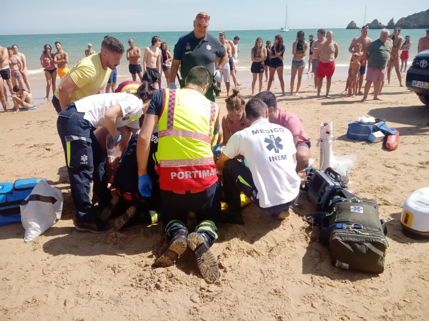 Homem salvo na praia do Alemão em Portimão