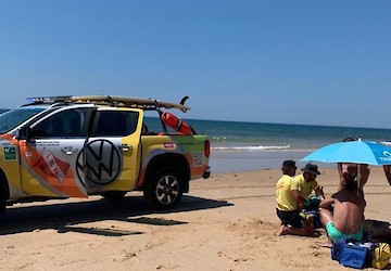 Elementos do Projeto "SeaWatch" auxiliam um homem na praia de Monte Gordo em Vila Real de Santo António