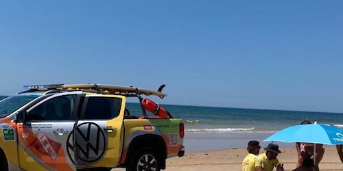 Elementos do Projeto "SeaWatch" auxiliam um homem na praia de Monte Gordo em Vila Real de Santo António