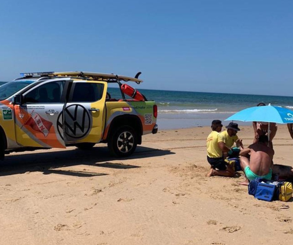 Elementos do Projeto "SeaWatch" auxiliam um homem na praia de Monte Gordo em Vila Real de Santo António