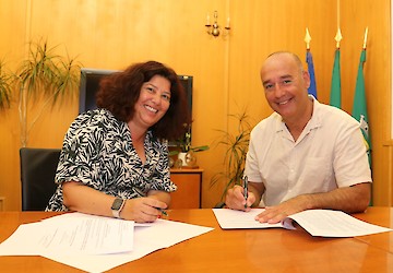 Vila do Bispo: Presidente da autarquia, Rute Silva e o presidente da Maresia Associação Recreativa, Samuel Inês, assinaram um protocolo para apoiar a Feira do Mar