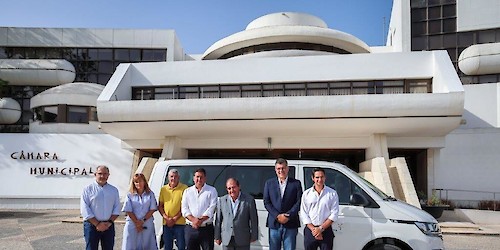 Município entrega carrinha à freguesia da Guia para transporte escolar