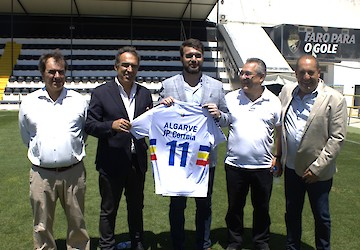 João Paulo Correia recebe camisola personalizada da AF Algarve