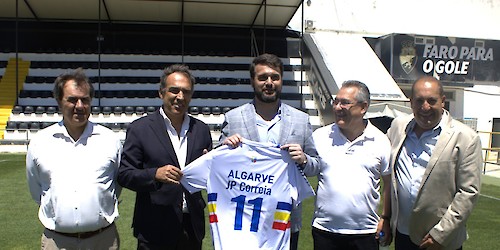João Paulo Correia recebe camisola personalizada da AF Algarve