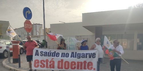 CHEGA, manifesta-se no hospital de Faro durante a visita do Deputados da Comissão da Saúde