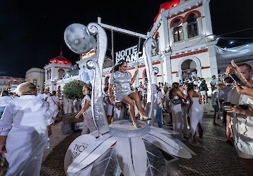 Mais de 80 mil pessoas pintaram Loulé de branco para brindar ao verão com alegria e elegância