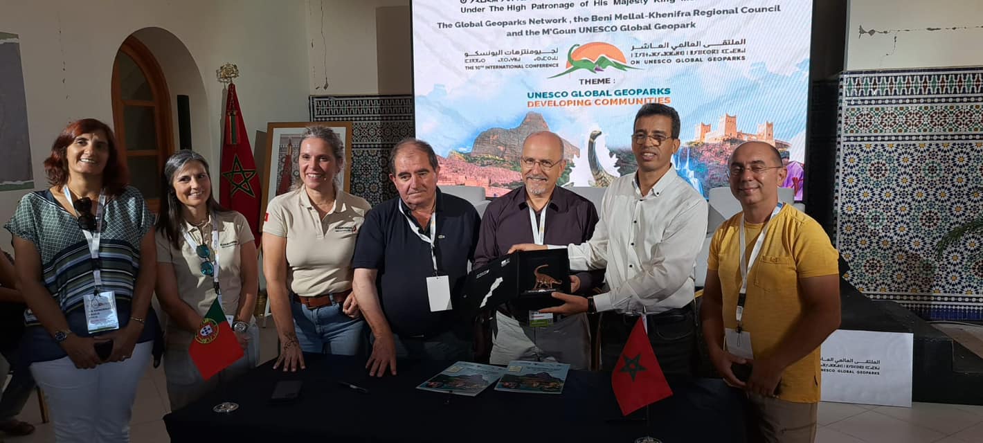 Aspirante Geoparque Algarvensis participa na 10.ª Conferência Internacional sobre Geoparques Mundiais da UNESCO e assina acordo de parceria com Geoparque M’ Goun de Marrocos
