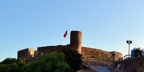 Castelo de Aljezur ilumina-se de … vermelho