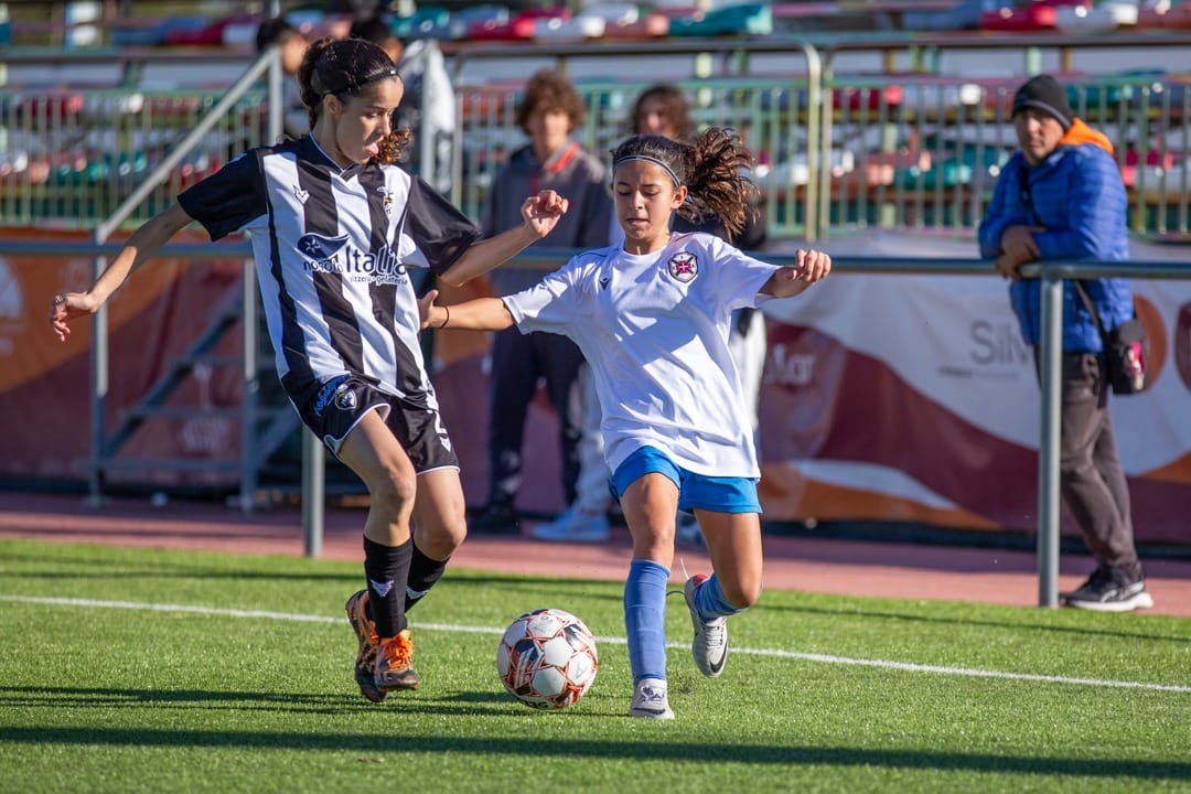 Futebol feminino: CF "Os Armacenenses" e Portimonense SC em jogo histórico