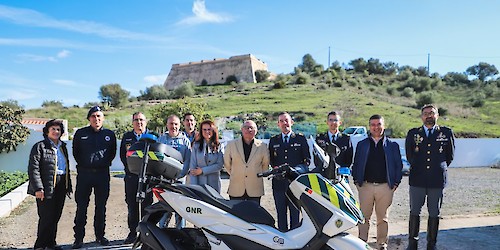 Autarquia cede nova moto à G.N.R. para reforço da vigilância urbana em Castro Marim