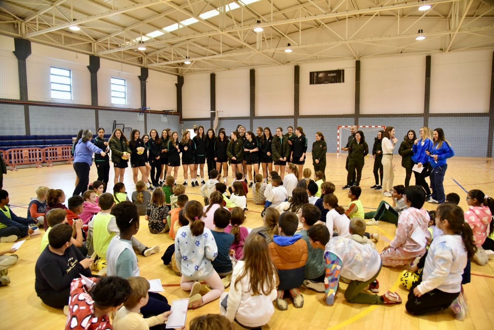 Seleção Feminina sub-16 visita escola em Vila Real de Santo António