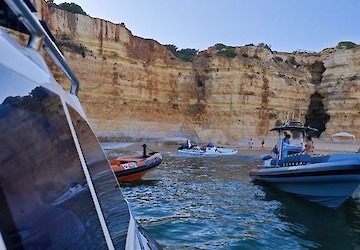 Estação Salva-vidas de Ferragudo resgata cinco pessoas de embarcação encalhada na praia do Pontal em Lagoa