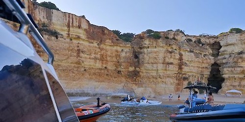 Estação Salva-vidas de Ferragudo resgata cinco pessoas de embarcação encalhada na praia do Pontal em Lagoa