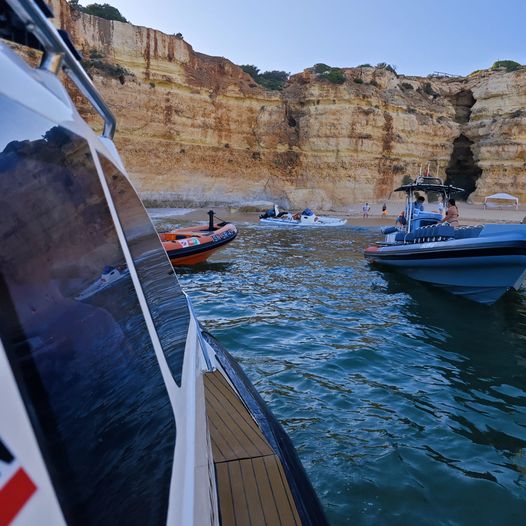 Estação Salva-vidas de Ferragudo resgata cinco pessoas de embarcação encalhada na praia do Pontal em Lagoa