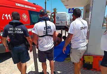 Homem salvo na praia da Ilha de Cabanas de Tavira