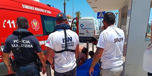 Homem salvo na praia da Ilha de Cabanas de Tavira