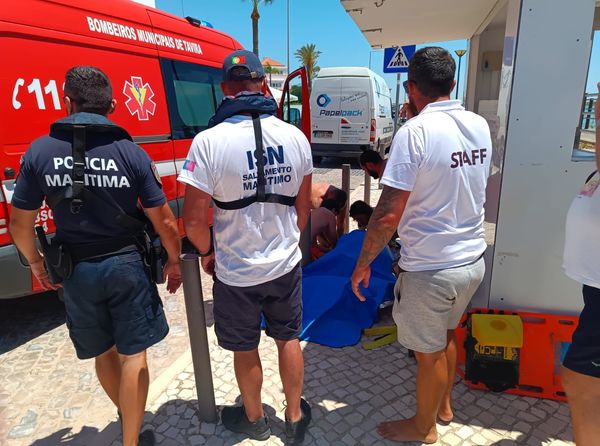 Homem salvo na praia da Ilha de Cabanas de Tavira