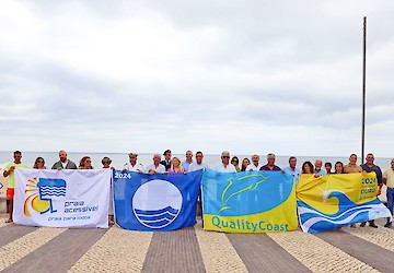 Bandeira Azul hasteada nas praias de Lagos