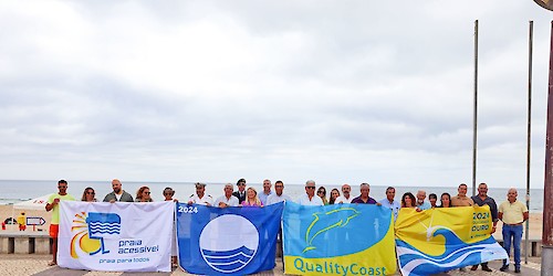 Bandeira Azul hasteada nas praias de Lagos