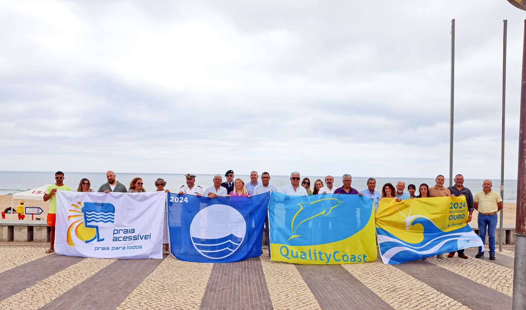 Bandeira Azul hasteada nas praias de Lagos