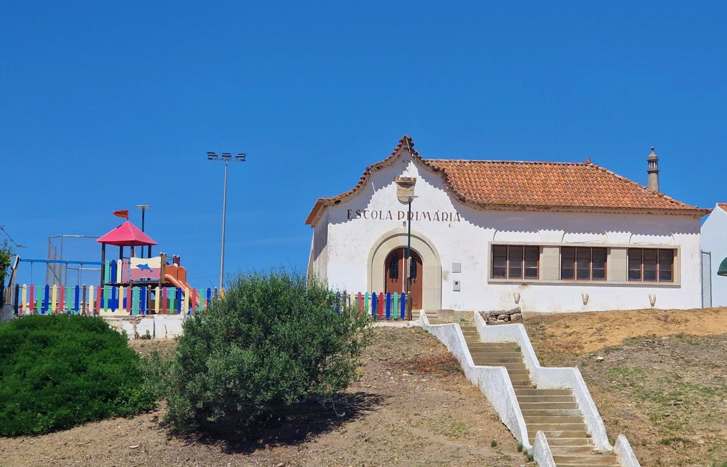 Câmara de Aljezur lança de novo a empreitada de requalificação da Escola Primária da Carrapateira, para instalação de Centro Cultural e Comunitário da Carrapateira