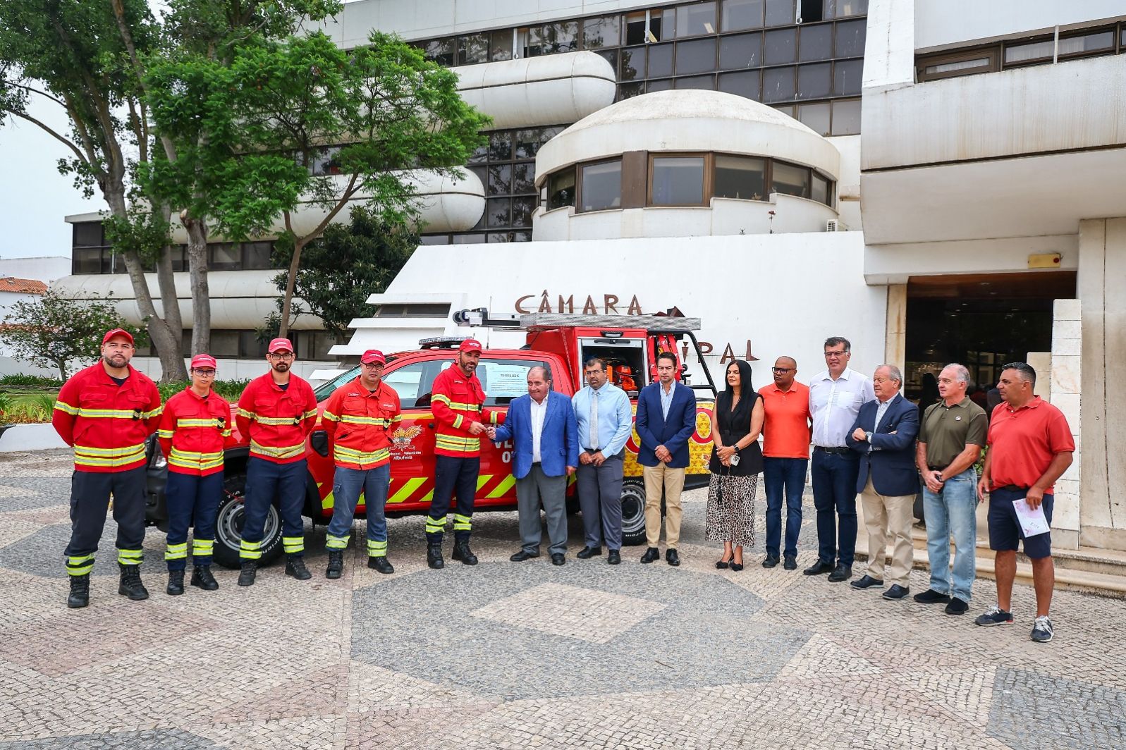 Município de Albufeira entrega viatura de mais de 70 mil euros aos bombeiros