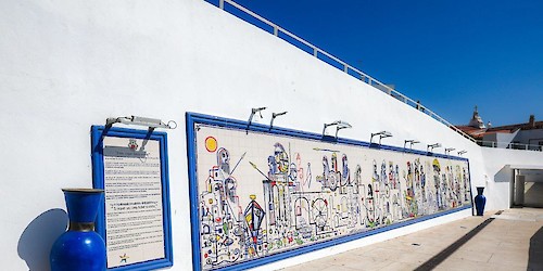 Painel de azulejos no jardim Frutuoso da Silva conta a história de Albufeira ao longo dos séculos