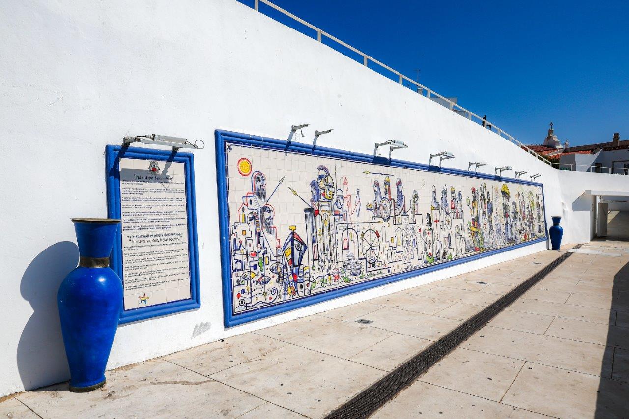 Painel de azulejos no jardim Frutuoso da Silva conta a história de Albufeira ao longo dos séculos