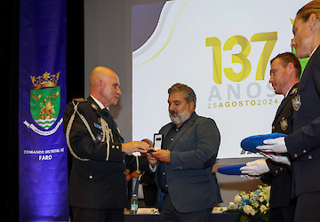 PSP atribuiu Medalha de Mérito e Valor Policial de grau ouro à Câmara Municipal de Lagos