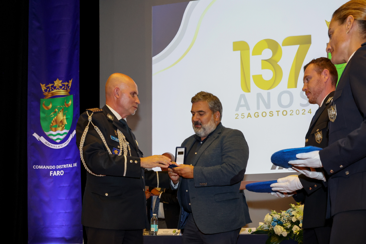 PSP atribuiu Medalha de Mérito e Valor Policial de grau ouro à Câmara Municipal de Lagos