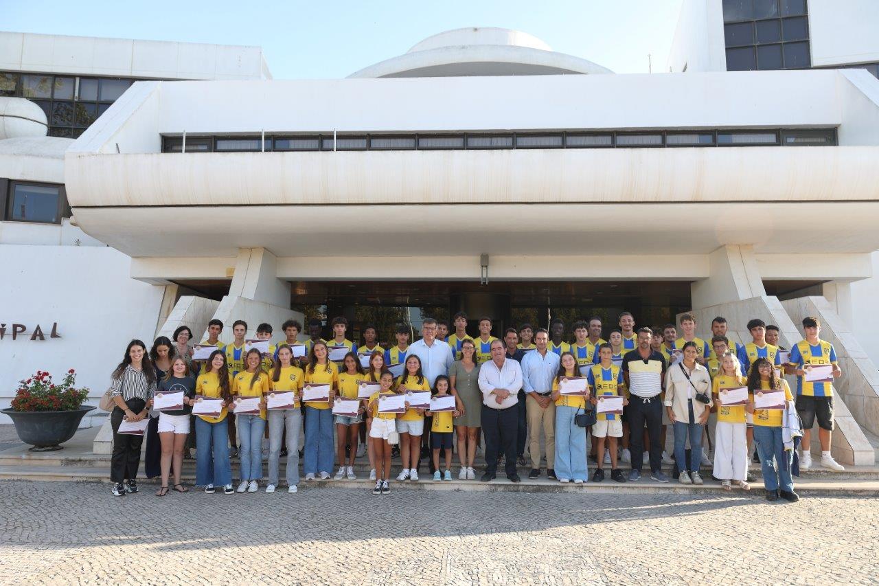 Presidente da Câmara Municipal de Albufeira Homenageia Futebol Clube de Ferreiras e o Clube de Patinagem de Albufeira