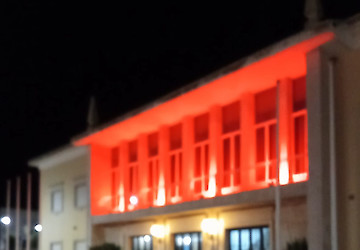 Edifício da Câmara Municipal de Vila do Bispo iluminado de vermelho para assinalar Dia Mundial do Coração