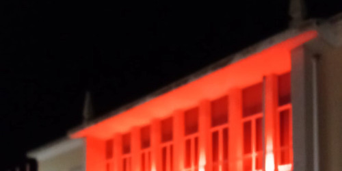 Edifício da Câmara Municipal de Vila do Bispo iluminado de vermelho para assinalar Dia Mundial do Coração