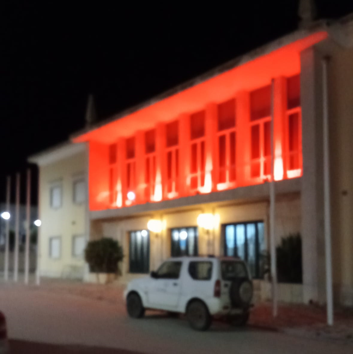 Edifício da Câmara Municipal de Vila do Bispo iluminado de vermelho para assinalar Dia Mundial do Coração