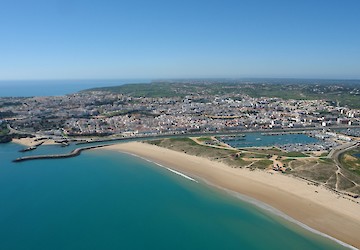 Taxas relacionadas com as praias e as áreas portuário-marítimas não afetas à atividade portuária passam a ser cobradas pelo município