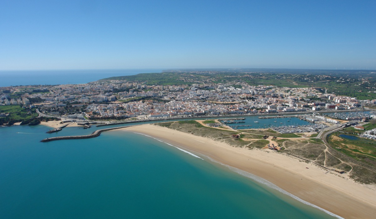 Taxas relacionadas com as praias e as áreas portuário-marítimas não afetas à atividade portuária passam a ser cobradas pelo município