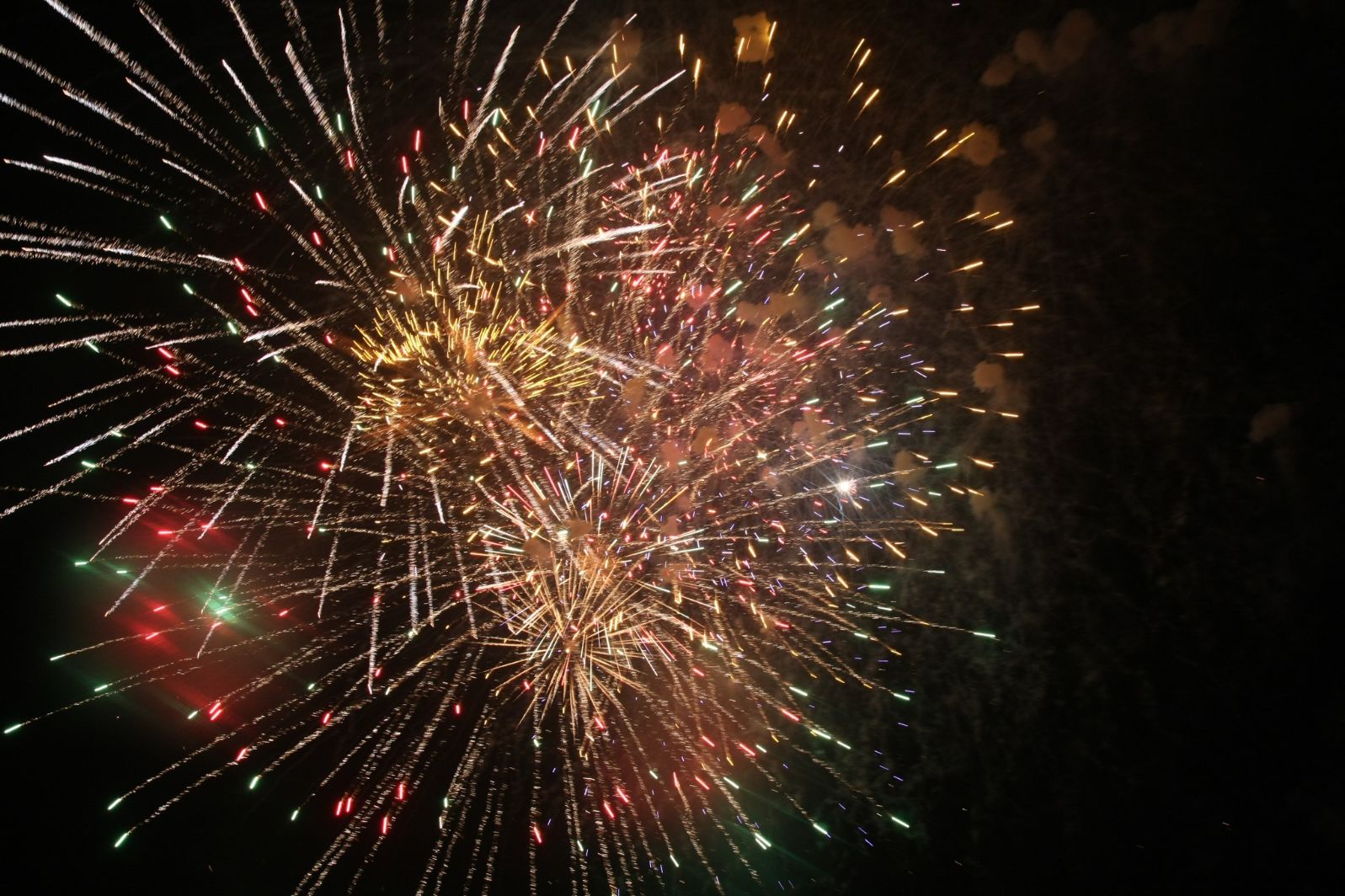 Vila do Bispo dá as boas-vindas ao Ano Novo com espectáculo de fogo de artifício em várias localidades do concelho