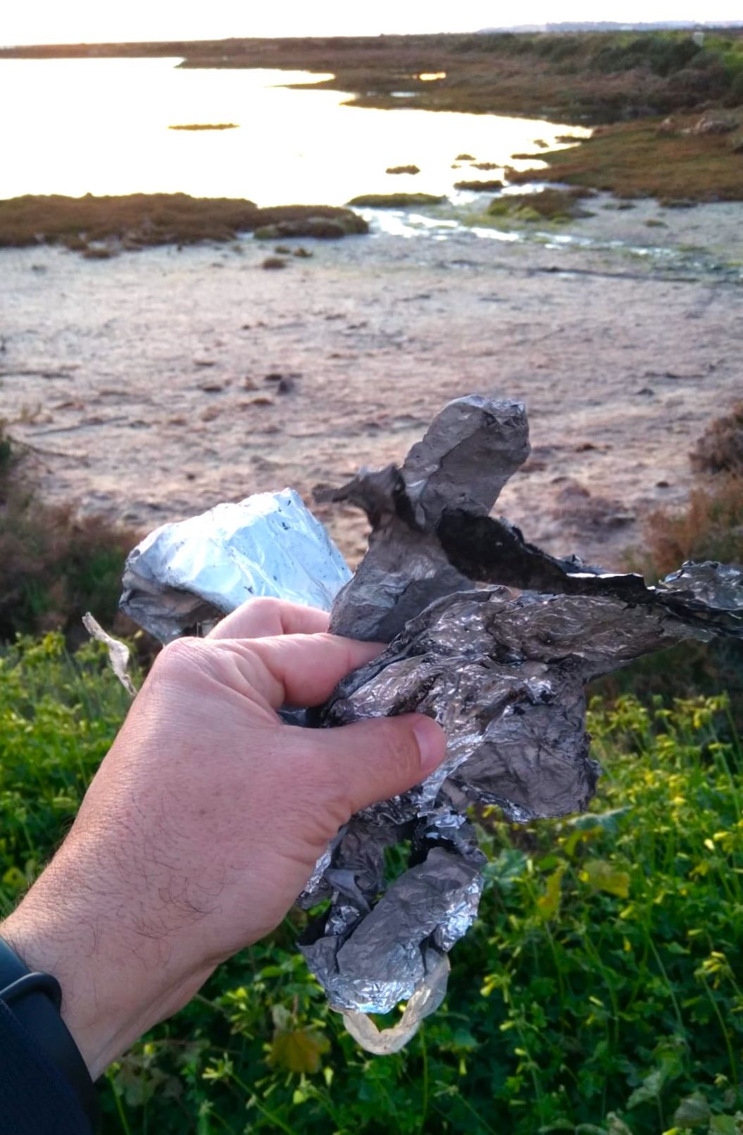 Alexandre Pereira ALERTA: Resíduos de Pirotecnia Ameaçam a Ria Formosa Após Fogo de Artifício em Olhão