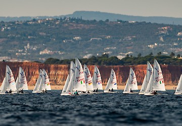 4 centenas de velejadores de todo o mundo competem no Torneio Internacional de Vela do Carnaval