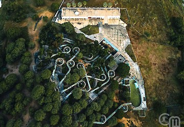 Antigo parque aquático abandonado transformado em três pequenas unidades de turismo rural de qualidade