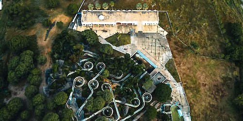 Antigo parque aquático abandonado transformado em três pequenas unidades de turismo rural de qualidade