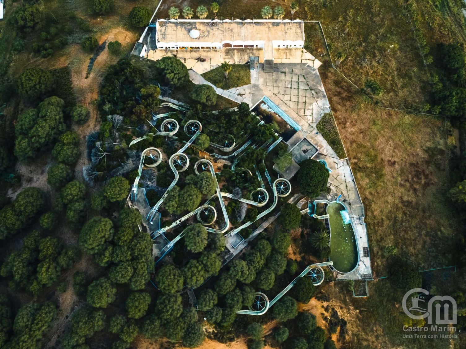 Antigo parque aquático abandonado transformado em três pequenas unidades de turismo rural de qualidade