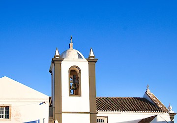 Dia da Cal pinta de branco vila de Cacela Velha