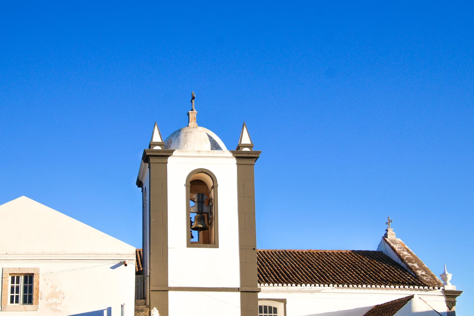 Dia da Cal pinta de branco vila de Cacela Velha