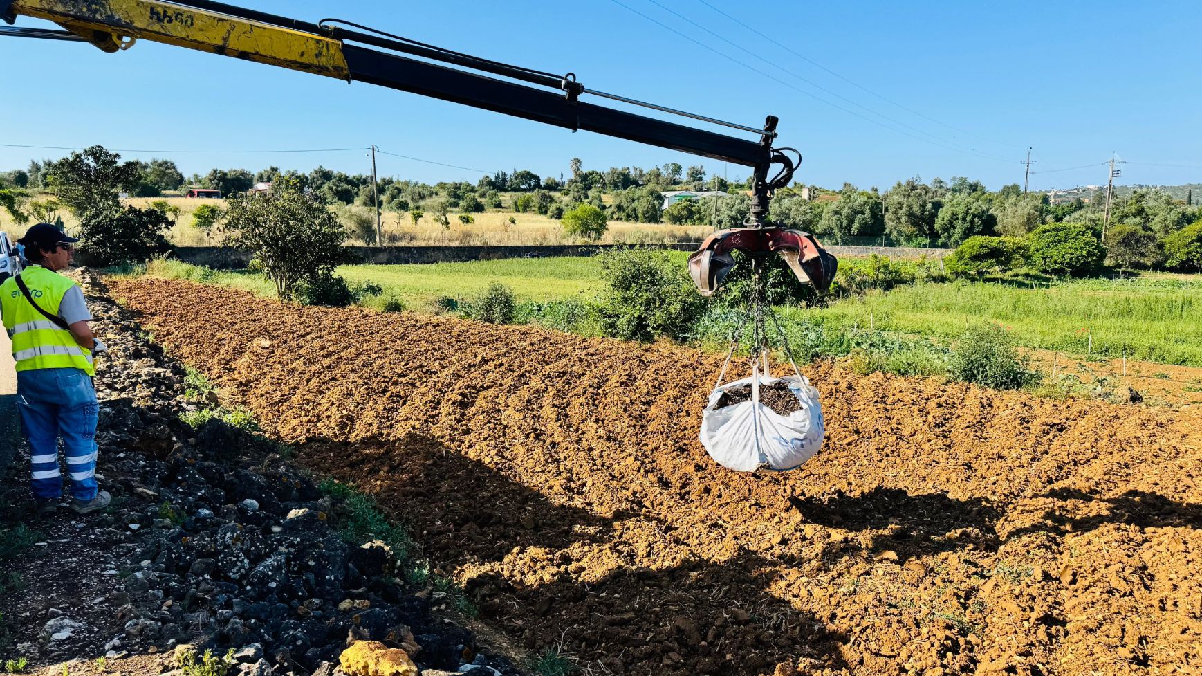 Compostagem Comunitária dá frutos: EMARP entrega composto a agricultor da Mexilhoeira Grande