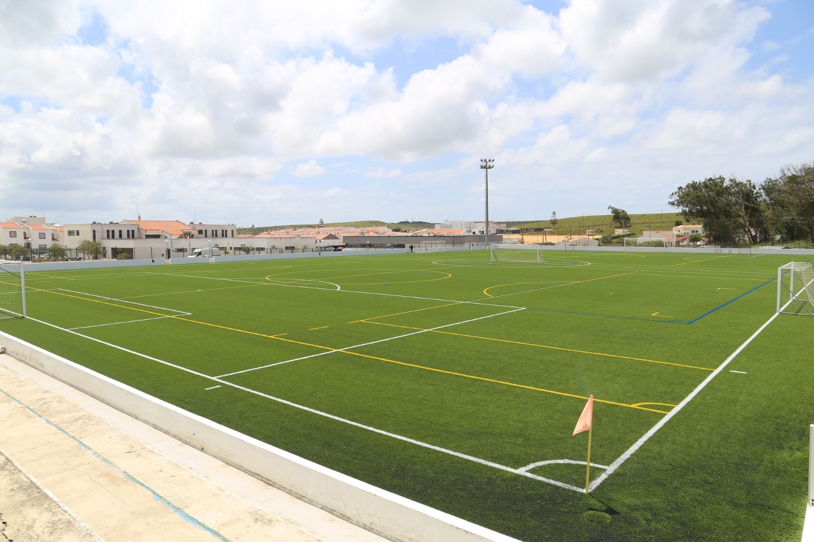 Conclusão da substituição do relvado sintético do campo de futebol 1º de Maio de Vila do Bispo