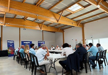 Missão de eurodeputados termina em Sagres com alerta sobre abandono de plataformas de aquacultura e riscos para o futuro do setor