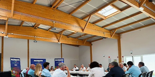 Missão de eurodeputados termina em Sagres com alerta sobre abandono de plataformas de aquacultura e riscos para o futuro do setor