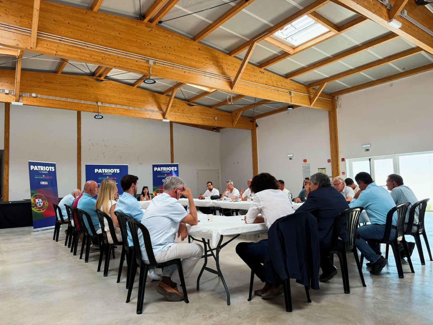 Missão de eurodeputados termina em Sagres com alerta sobre abandono de plataformas de aquacultura e riscos para o futuro do setor